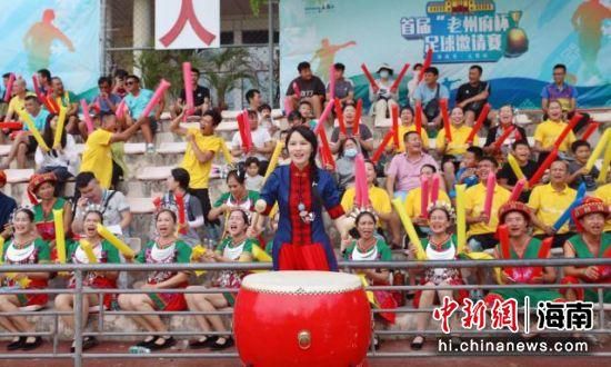 在电影里，吴京叔叔也是这样的大侠，我也想成为像他一样的大侠”。