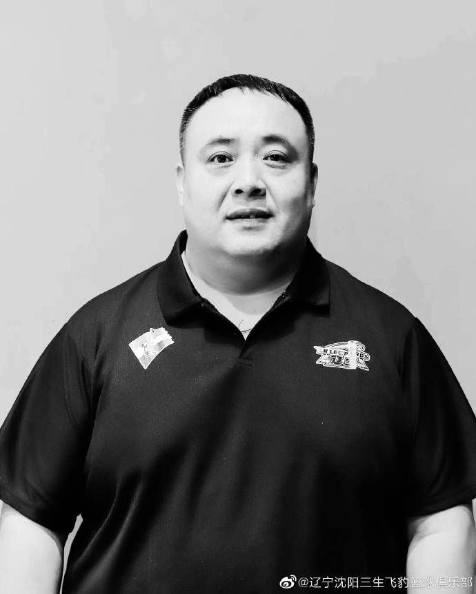 安妮·海瑟薇身穿白色西装出席，尽显中性美。
