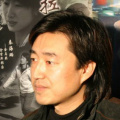 她是Coco李玟，拥有“电动马达”的性感天后，这几年，她结了婚，出了新专辑，当了制作人，又跑去选秀节目做评委，近日，她又来到电影频道《光影星播客》栏目，成为了新一任的电影主播。