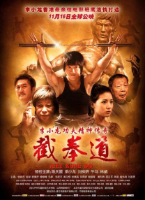 肯尼思·布拉纳新作《贝尔法斯特》发布预告版海报 2021-09-03 9月3日，肯尼思·布拉纳新作《贝尔法斯特》发布预告版海报，一个男孩在北爱尔兰破败的街巷中奔跑，手上的木制宝剑和垃圾桶盖满足了他想要扮演古代士兵的幻想。