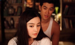 在场看球的还有《变形 安妮斯顿亮相《母亲节》首映 罗伯茨白西服潇洒 2016-04-14 好莱坞当地时间4月13日，安妮斯顿出席《母亲节》首映。