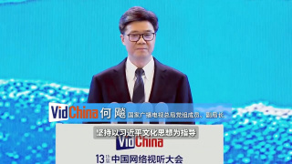 为中国舞台剧所用的行头、道具、砌末，大半是丝织、刺绣，配合了绚烂、复杂的颜色的手工制成品，所以中国舞台剧如果沒有适当的美丽的彩色来表现，它的优点就消失了一大部分。